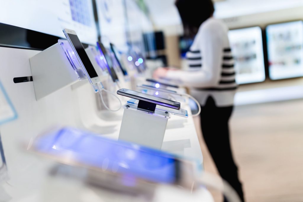 Picture a phone shop, a lot of smart phone is on the charging station for display